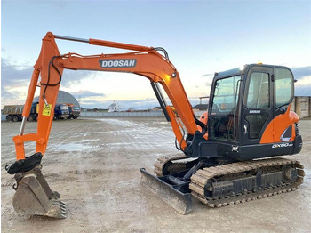 حفارة مصغرة DOOSAN DX60