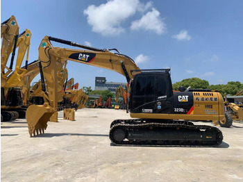 حفارات زحافة CATERPILLAR 323DL