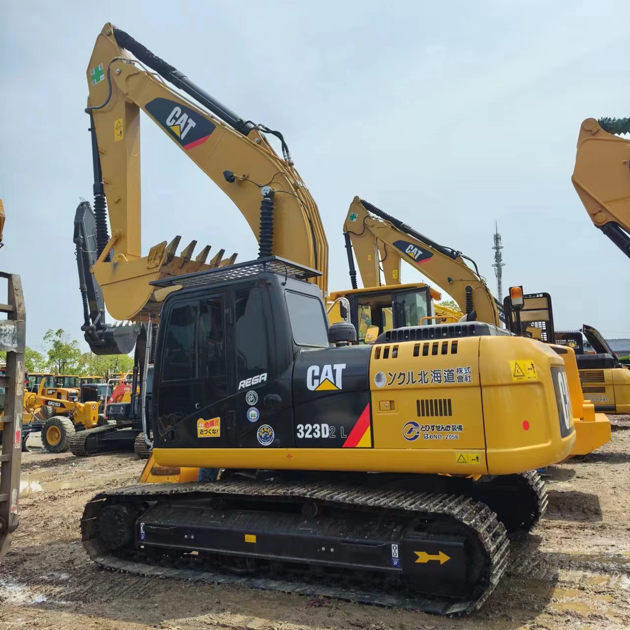 حفارات زحافة CATERPILLAR 323D2L