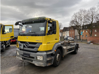 شاحنة ذات الخطاف MERCEDES-BENZ Axor 1829