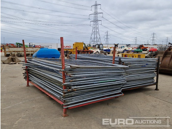 معدات البناء Stillage of Heras Fencing (2 of): صور 3