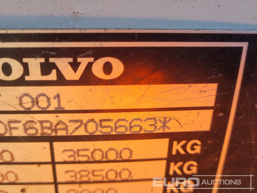 شاحنات مسطحة لنقل المعدات الثقيلة 2011 Volvo FM460: صور 46