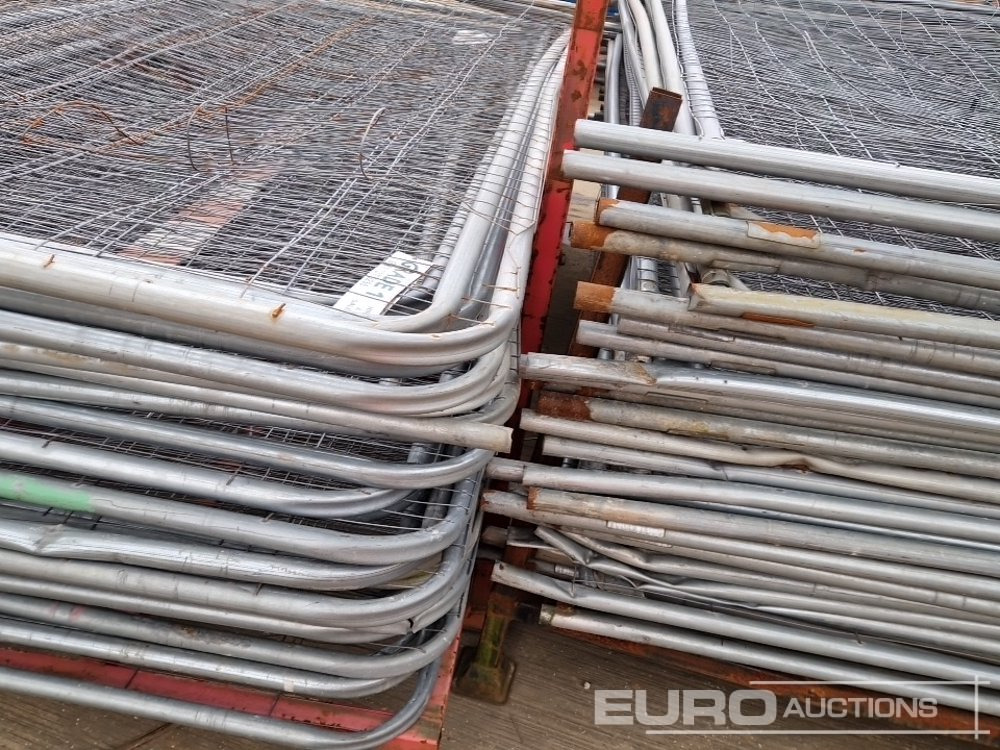 معدات البناء Stillage of Heras Fencing (2 of): صور 16